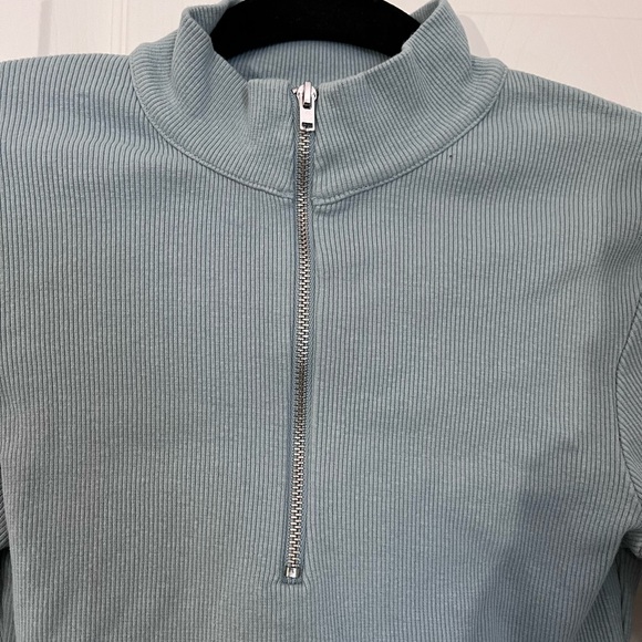 Zara Cropped Long Sleeve - Picture 4 of 4